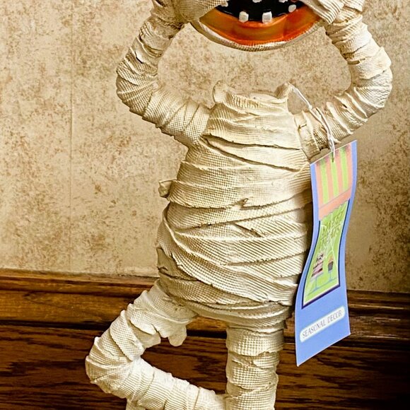 🎃 Halloween Mummy Pumpkin Figurine – Seasonal Decor - Picture 3 of 5